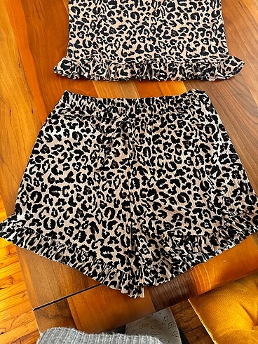 l Beden Leopar desenli esnek fırfırlı askılı pijama takımı