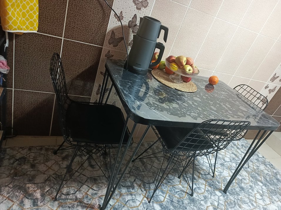 mutfak masası 3 tane sandalyesi var - Görsel 2