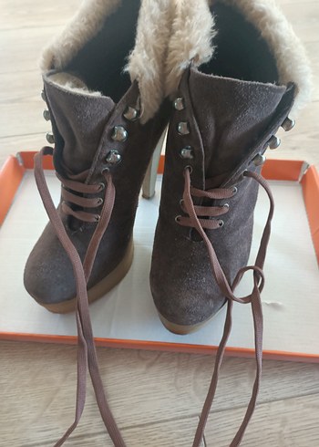 Kürk Detaylı Kahverengi Süet Topuklu Bot - Görsel 3