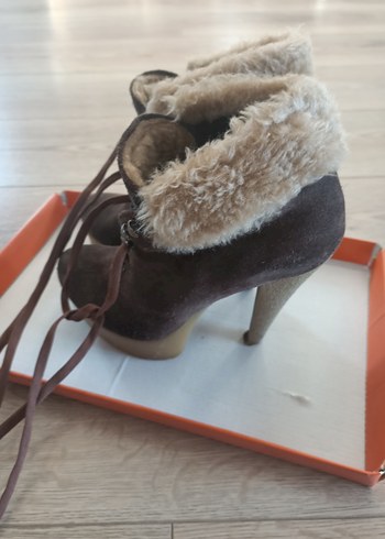 Kürk Detaylı Kahverengi Süet Topuklu Bot - Görsel 2