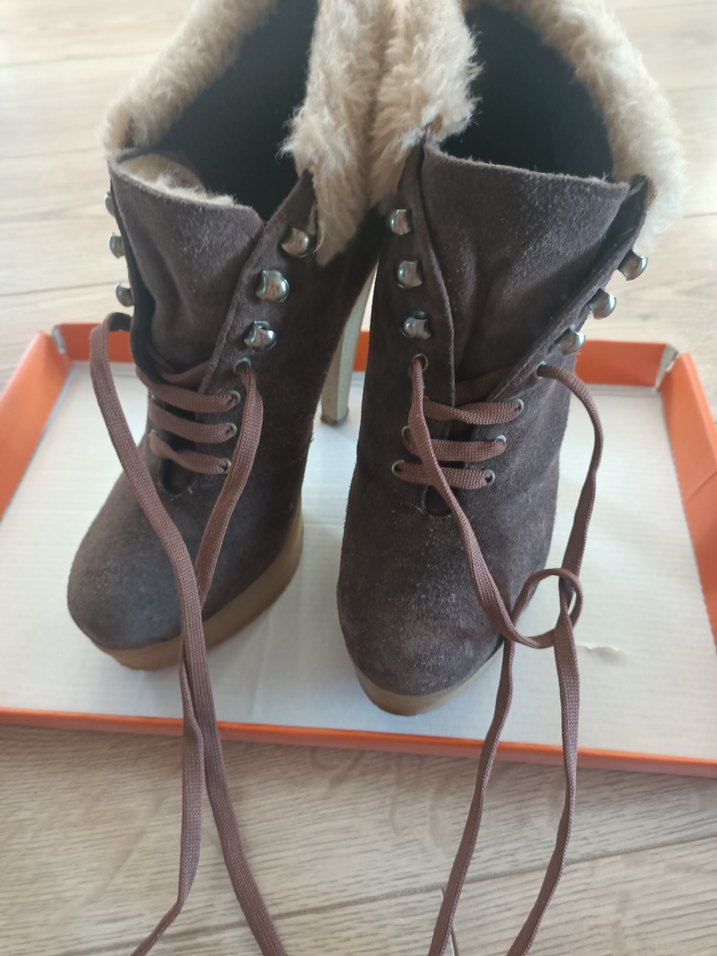 Kürk Detaylı Kahverengi Süet Topuklu Bot - Görsel 3