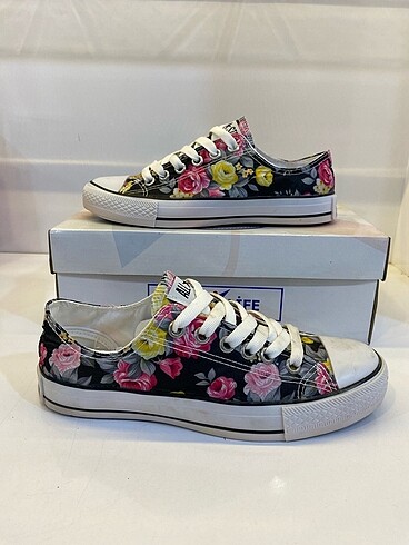 Çiçekli Converse
