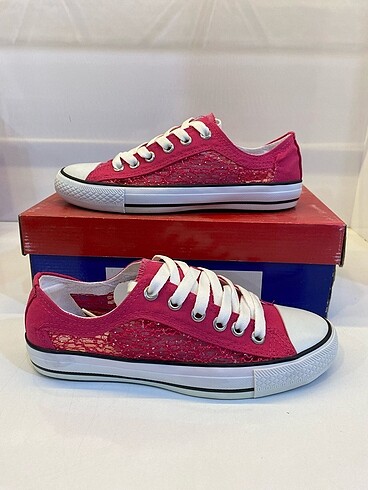 Pembe dantel converse