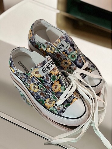 Çiçekli kısa converse