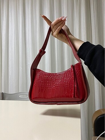 Zara Kırmızı yılan derisi kol çantası
