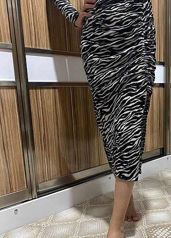 Yırtmaçlı zebra desenli elbise 