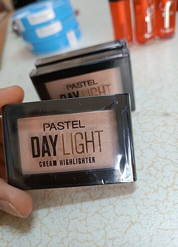 Pastel cream highlighter