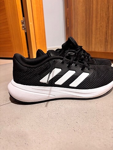 Yeniden Farksız Adidas