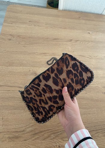Pull and Bear Zincir Detaylı Leopar Desenli Kahverengi Çanta