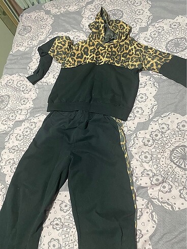 Diğer Leoparlı eşofman takımı