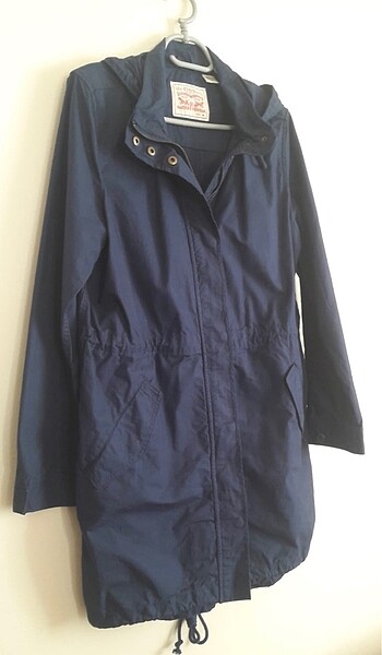 m Beden Levis kapüşonlu rüzgarlık-parka.