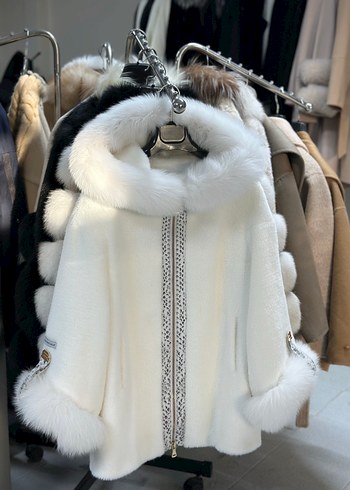 Beyaz Kapüşonlu Nakışlı Kadın Peluş Mont - Görsel 2