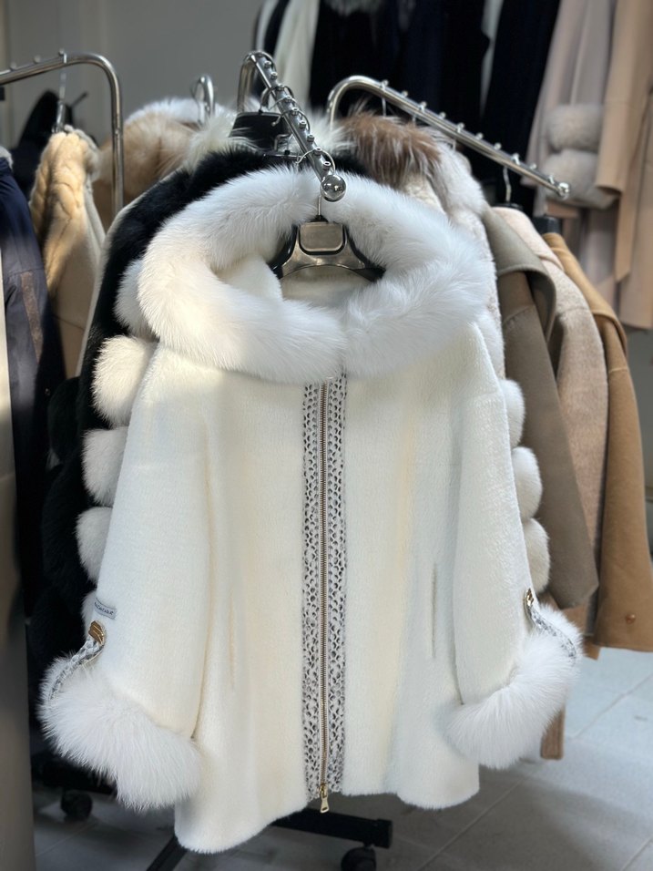 Beyaz Kapüşonlu Nakışlı Kadın Peluş Mont - Görsel 2