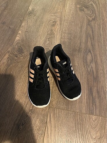 26 Beden Adidas 26,5 numara sıfır ayarında spor ayakkabı