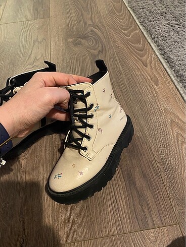 28 Beden Zara 28 numara fermuarlı bot