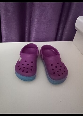 Orjinal crocs c9 26 numaraya denk geliyor 
