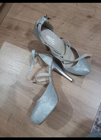 Zara Simli Ayakkabı