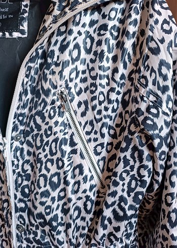 Leopar Desenli Kadın yağmurluk - Görsel 3
