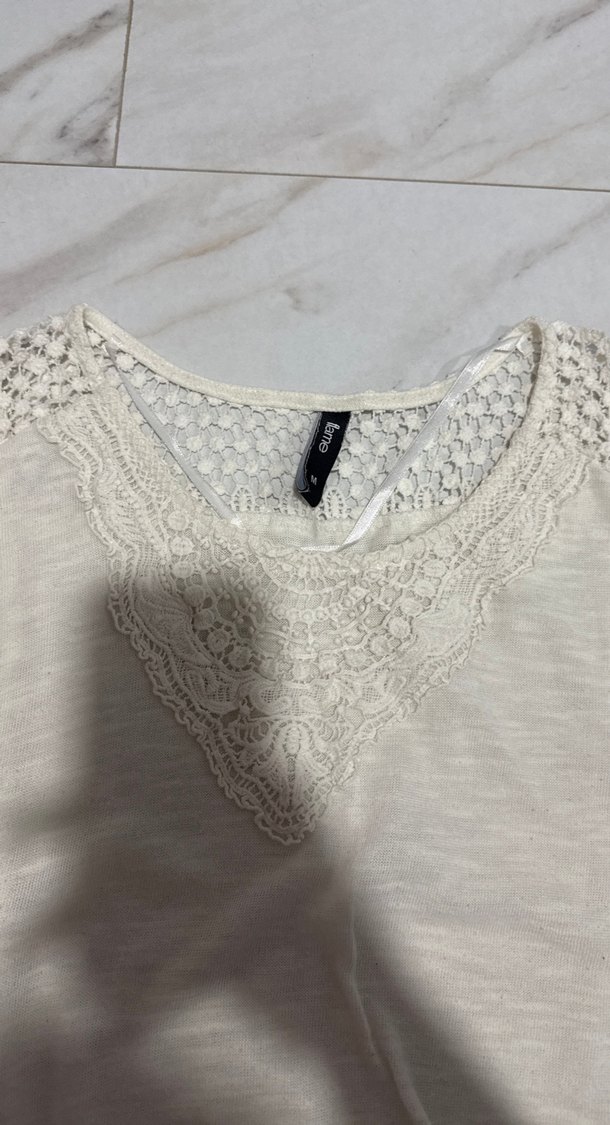 Dantel Detaylı Beyaz Kolsuz Bluz - Görsel 2