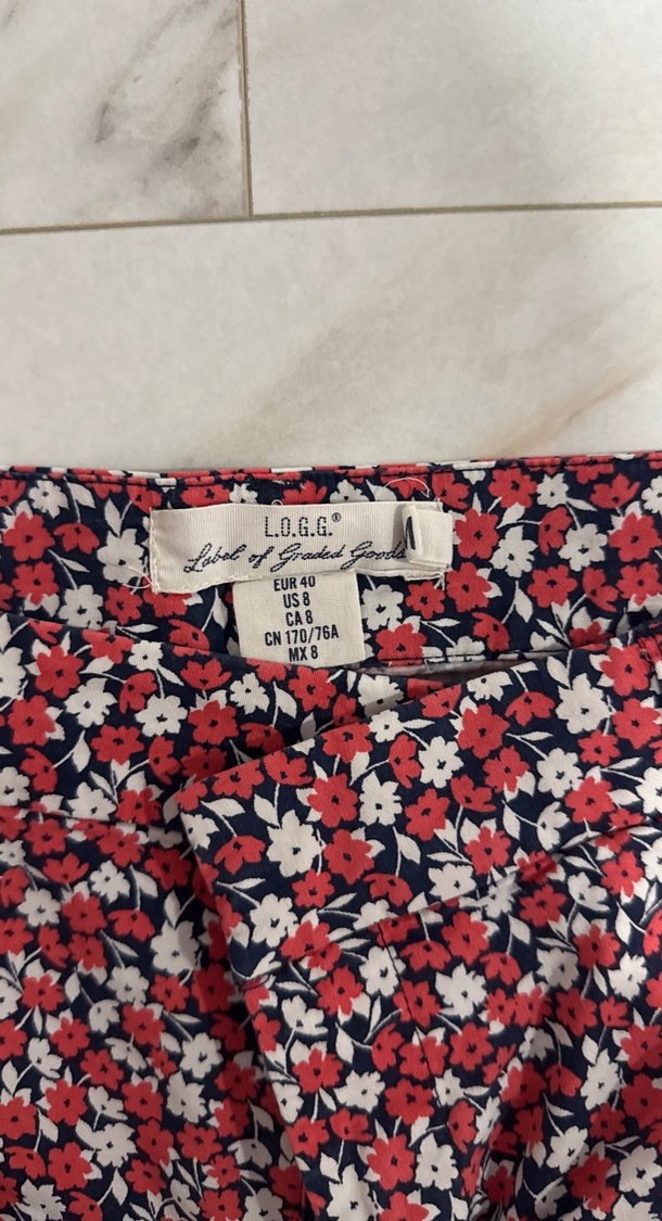 Kırmızı Çiçek Desenli Mini Şort - Görsel 2