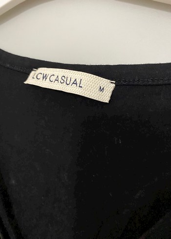 Siyah V Yaka Keten Kadın Tişört - Görsel 3