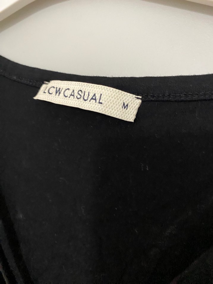 Siyah V Yaka Keten Kadın Tişört - Görsel 3