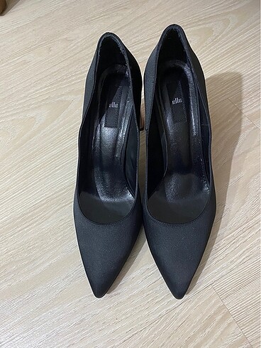 Kadın siyah stiletto