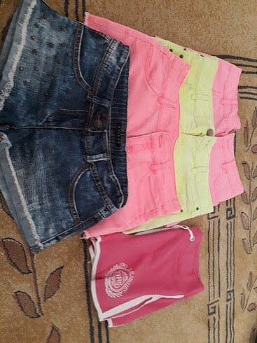 Bershka Yetiskin bayan sortlar 5 parca 200 tl