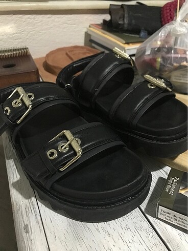 37 Beden Stradivarius Sandalet