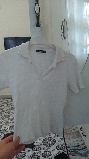 Beyaz yakalı tişört 