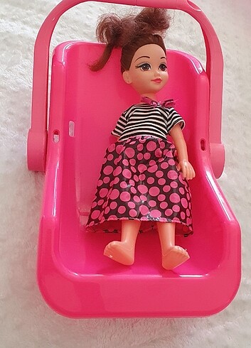  Pusetli oyuncak bebek taşınabilir.