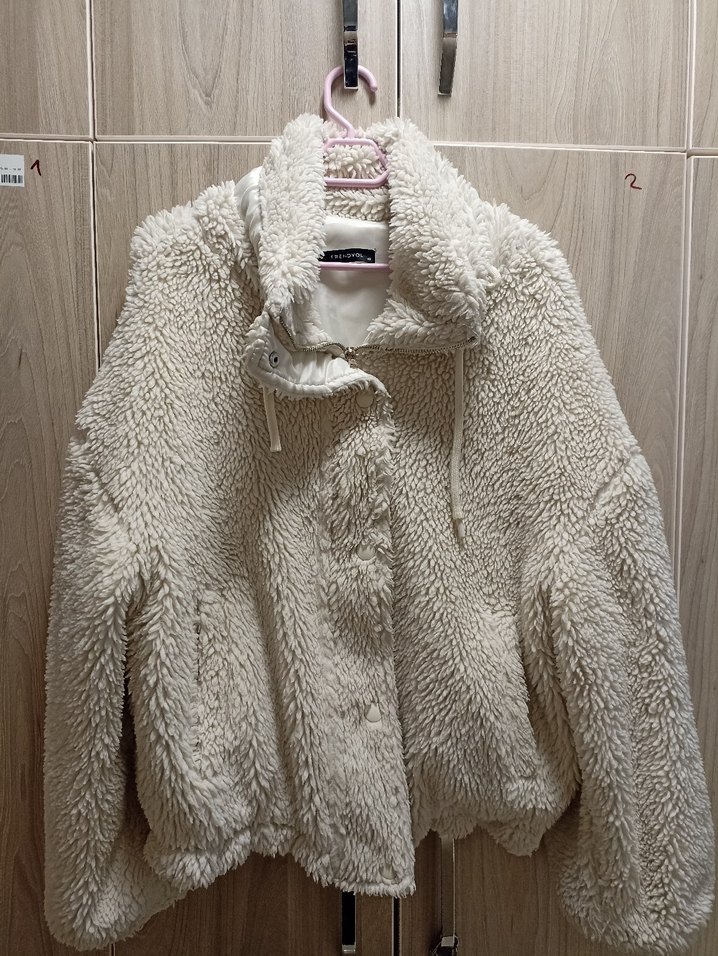 Beyaz peluş ceket mont - Görsel 2