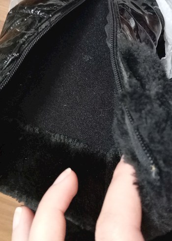 Guess marka Siyah Tüylü Kadın Bot - Görsel 6