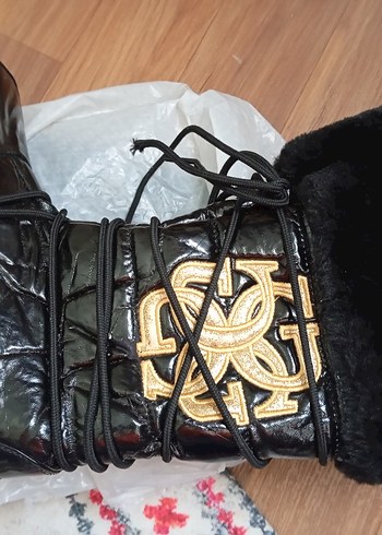 Guess marka Siyah Tüylü Kadın Bot - Görsel 3