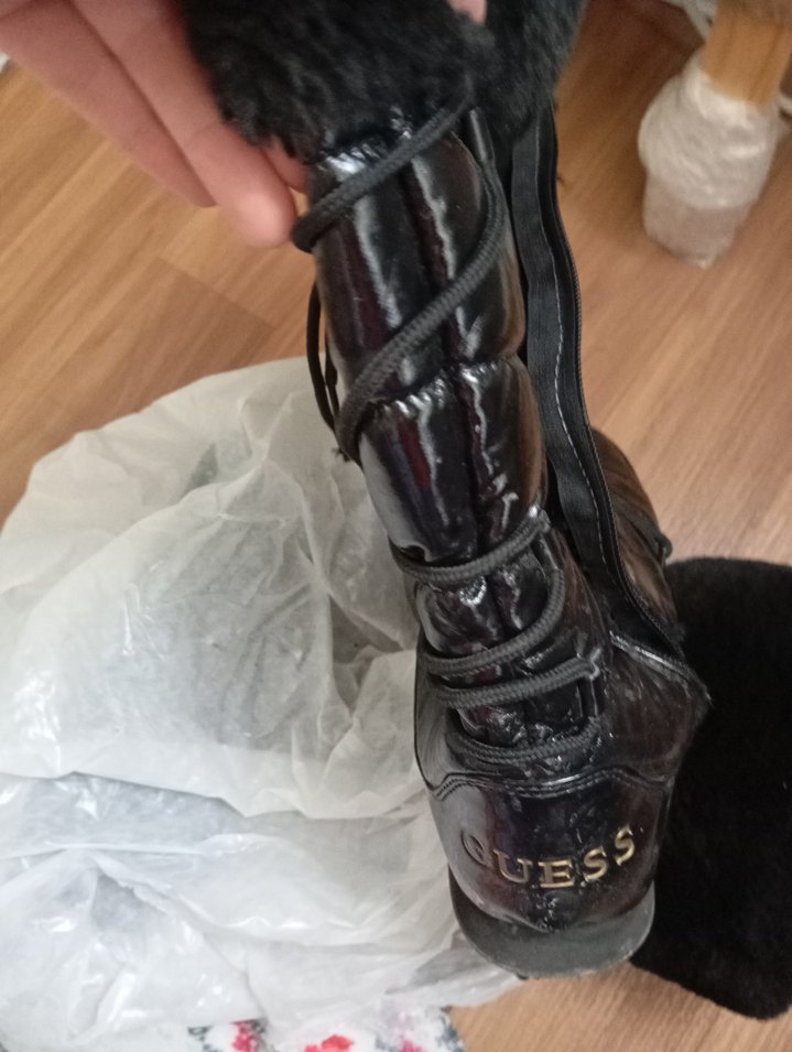 Guess marka Siyah Tüylü Kadın Bot - Görsel 4