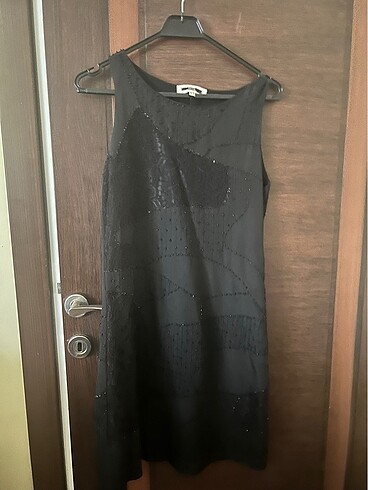 İpekyol siyah dantelli işlemeli abiye elbise