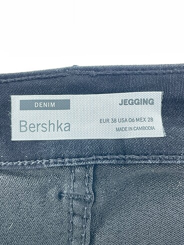 38 Beden siyah Renk Bershka Jean / Kot %70 İndirimli.