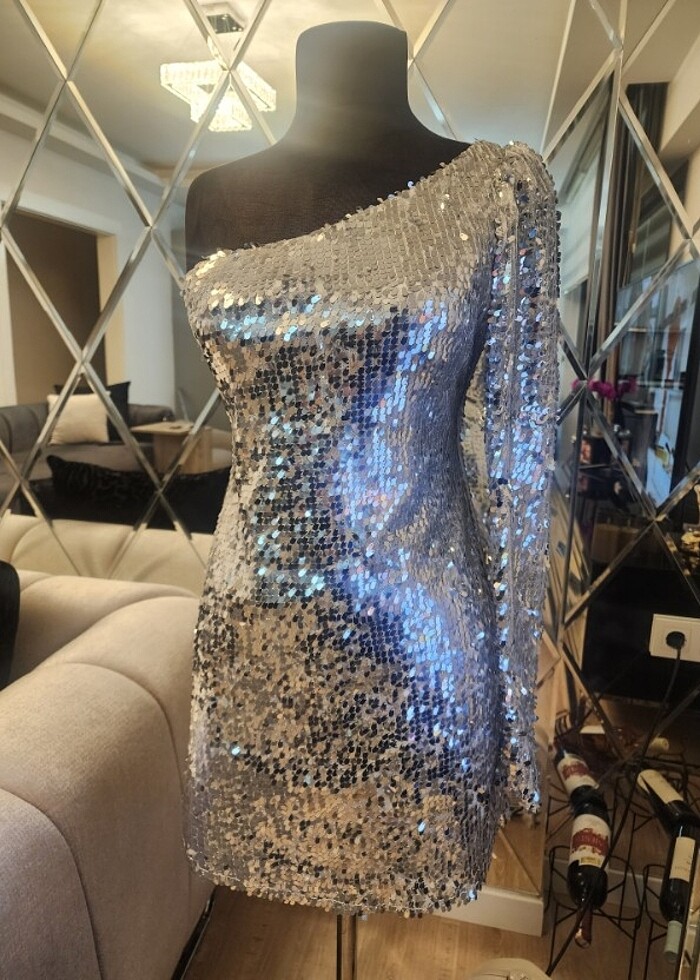 Gümüş pullu tek kollu elbise - Görsel 3