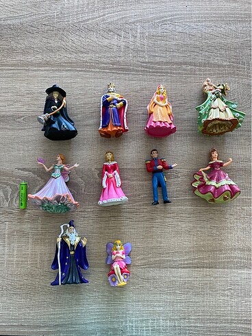 Disney mini figürler. Ortadaki kare içindeki 4 ürün satılmıştır.