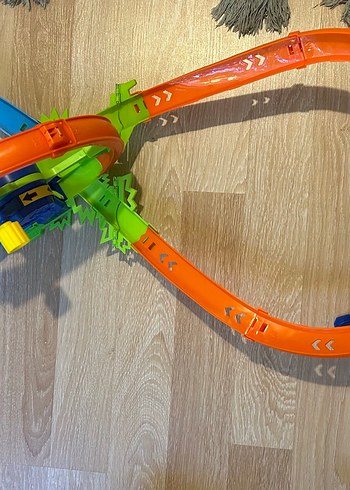 Hot Wheels Hotwheels Fırlatma ve Döngü Parkuru Yarış Pisti Oyuncağı