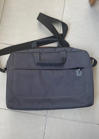 Tucano Sehir Stiline Uygun Koyu Gri Laptop Cantasi