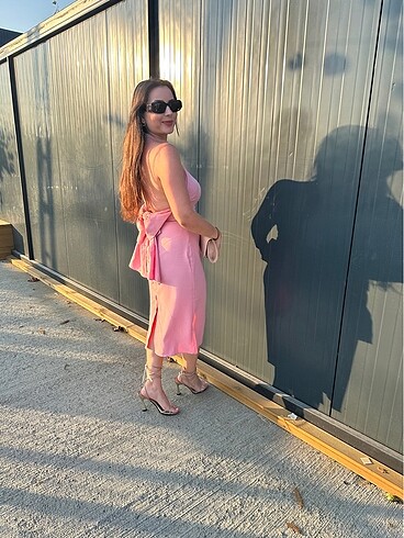 Pembe fiyonklu elbise