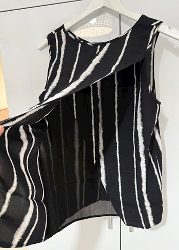 Siyah Beyaz Çizgili Piliseli Kolsuz Bluz - Görsel 2