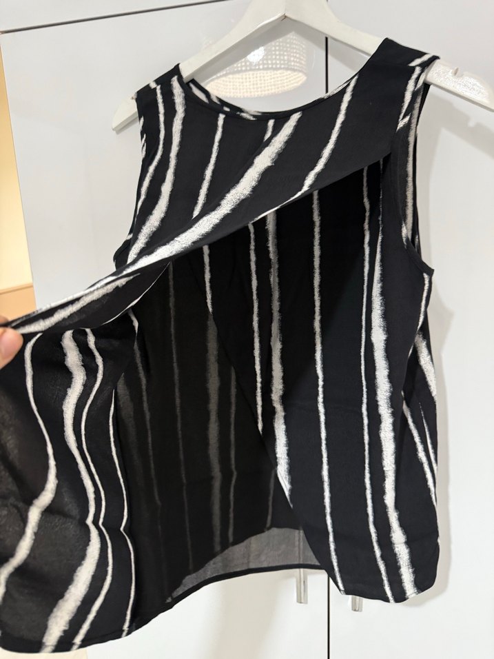 Siyah Beyaz Çizgili Piliseli Kolsuz Bluz - Görsel 2