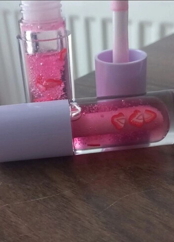Beden Viola lip gloss. Çilekli dudak parlatıcı