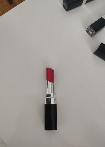 Beden kırmızı Renk CHANEL Rouge Coco Bloom 128 Kırmızı Ruj