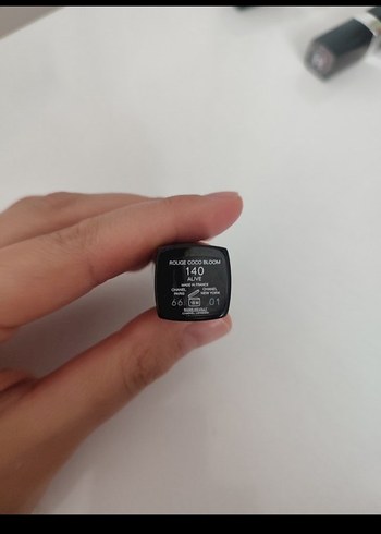Beden kırmızı Renk Chanel Rouge Coco Bloom 140 alive ruj