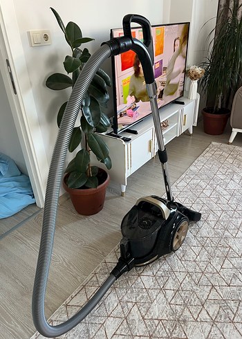 Siyah Toz Torbasız Elektrikli Süpürge - Görsel 2