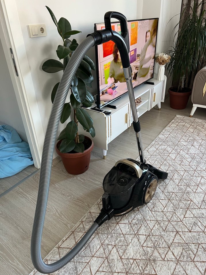 Siyah Toz Torbasız Elektrikli Süpürge - Görsel 2