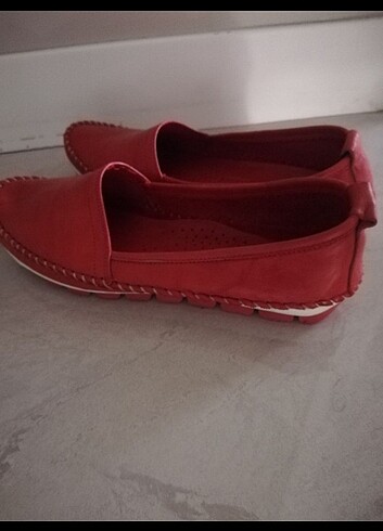 Kırmızı deri ayakkabı 